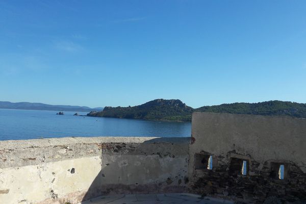 Le fort de l'Alycastre sur l'île de Porquerolles, terre de légendes