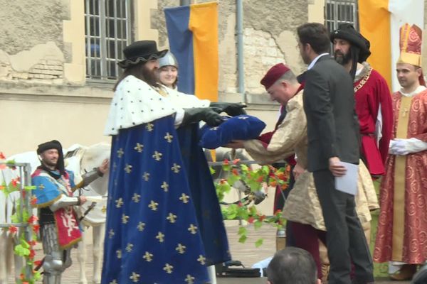 Remise des clés de la ville de Reims par Arnaud Robinet, maire, au roi Charles VII et à Jeanne d'Arc lors des Fêtes johanniques de 2024.