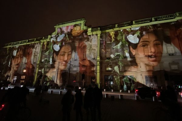 Fête des Lumières de Lyon 2022. Inook, créateur des Anooki, donne aux portraits du musée, l’occasion de chanter et d’animer le bâtiment du musée des Beaux-arts et la place des Terreaux.