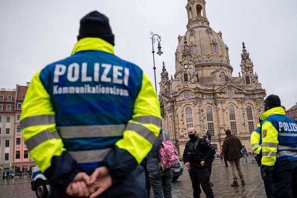 La police allemande patrouillant dans la ville de Dresde, dans l'est du pays. AFP