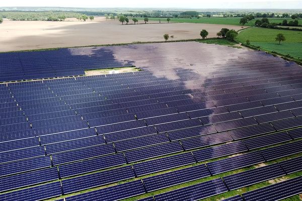 Inaugurée officiellement vendredi 28 septembre, la centrale solaire de Braize, dans l’Allier, est la plus grande structure de ce genre en Auvergne-Rhône-Alpes. 