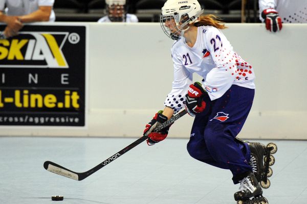 Une joueuse de l'équipe de France de roller hockey, lors du match d'ouverture des championnats du monde de la discipline, en juin 2014, à Toulouse.