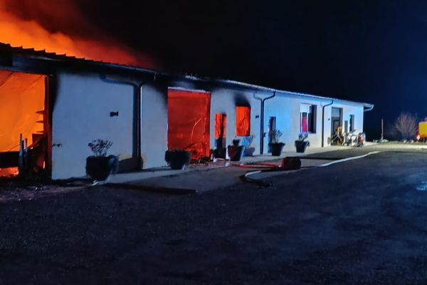 Une petite entreprise de Vienne, spécialisée dans le miel, a été détruite par un incendie dans la nuit du jeudi 7 au vendredi 8 mars