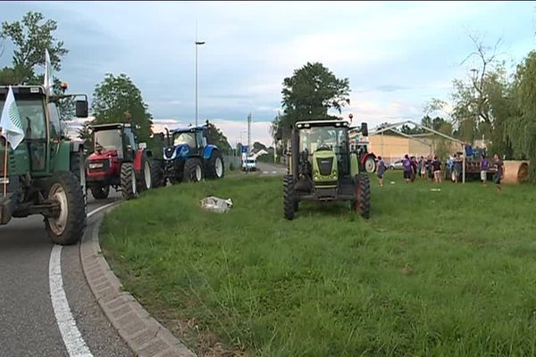 Une centaine d'agriculteurs bloquent un dépôt de carburant au port aux pétroles de Strasbourg