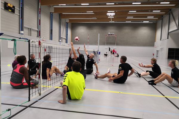 Match de volley assis, à six contre six au gymnase de la Tourelle à Quimper 