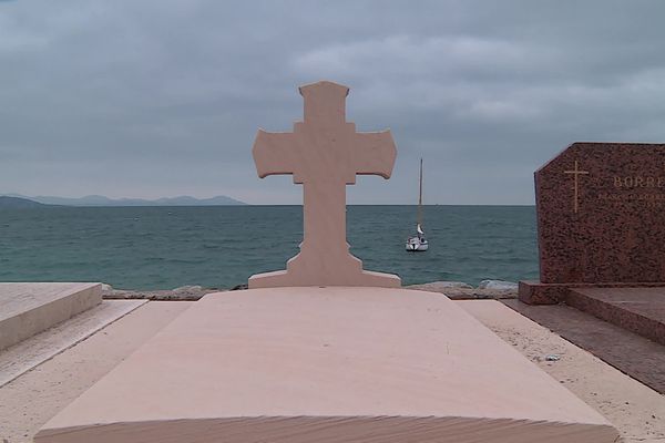 Surplombant la Méditerranée, le cimetière marin de Saint-Tropez, considéré parmi les plus beaux de France, est victime de l'érosion.