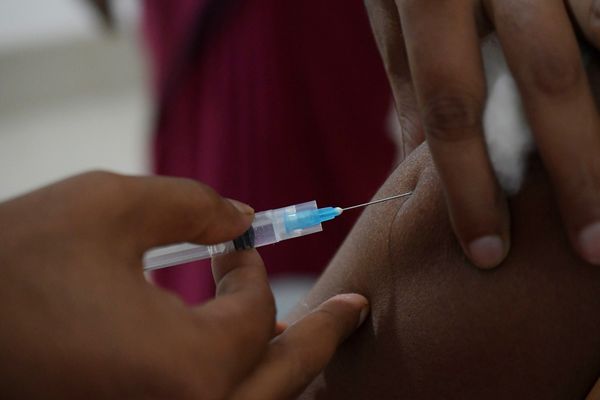 Une fois les 2 injections du vaccin COVID 19 reçues, les vaccinés peuvent relâcher leur attention dans la sphère privée, sous certaines conditions.