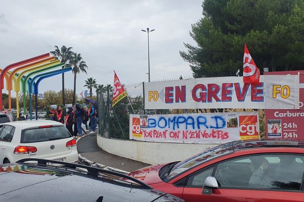 400 salariés de Carrefour Antibes étaient en grève ce matin pour demander une revalorisation de leurs salaires