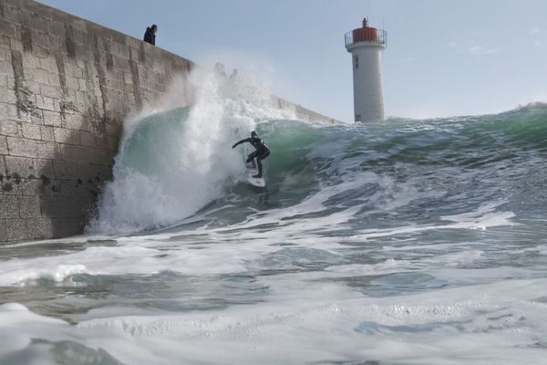 Ian Fontaine en pleine session hivernale, là où les vagues sont délaissées par les surfeurs