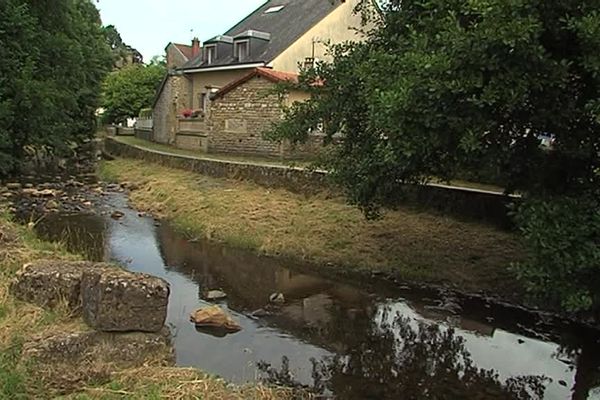 Dans les Ardennes, le préfet a pris un arrêté de restriction d'eau. Le niveau des cours d'eau est aussi au plus bas.