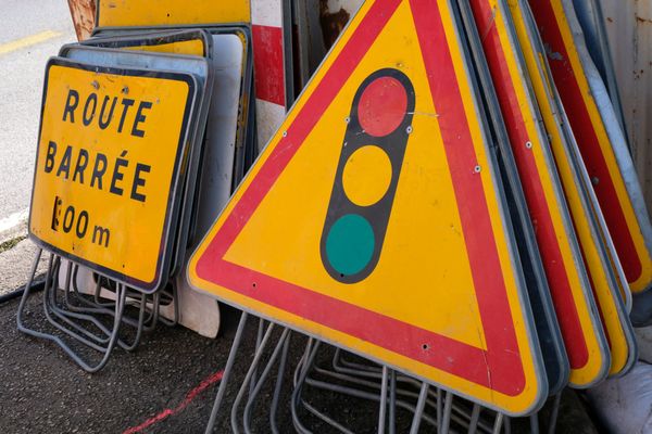 Pancartes de signalisation de travaux (archives)


