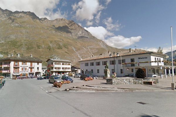 Photo d'illustration - La place de la mairie à Bessans en Savoie