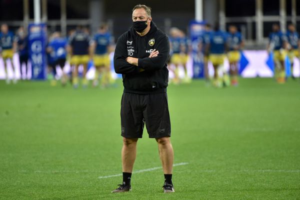 Le 5 juin 2021, Jono Gibbes, alors entraîneur du Stade Rochelais, se tient sur la pelouse du Stade Marcel Michelin à Clermont-Ferrand lors d'une rencontre de Top 14 face à l'ASM Clermont.