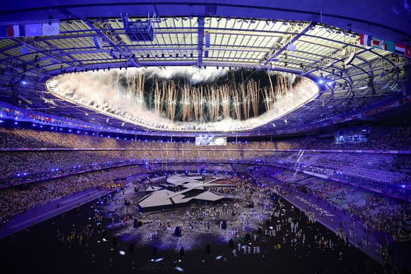 La cérémonie de clôture des Jeux paralympiques succède à celle des Jeux olympiques, également organisée au Stade de France, le 11 août dernier.