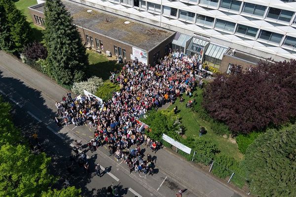 Environ 400 personnes se sont réunies pour la photo. 