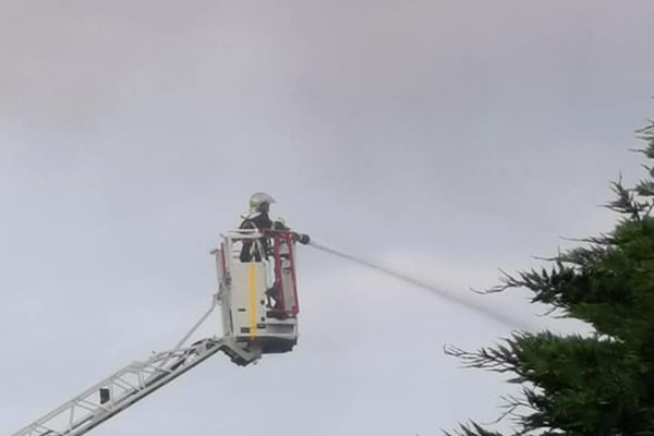 Une cinquantaine de pompiers sont à pied d'œuvre pour sécuriser le périmètre.