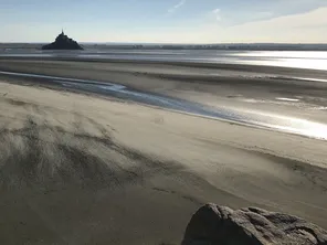 Dans la baie du mont-saint-Michel comme sur tout le littoral normand, les grandes marées peuvent présenter un danger pour les promeneurs et pêcheurs à pied