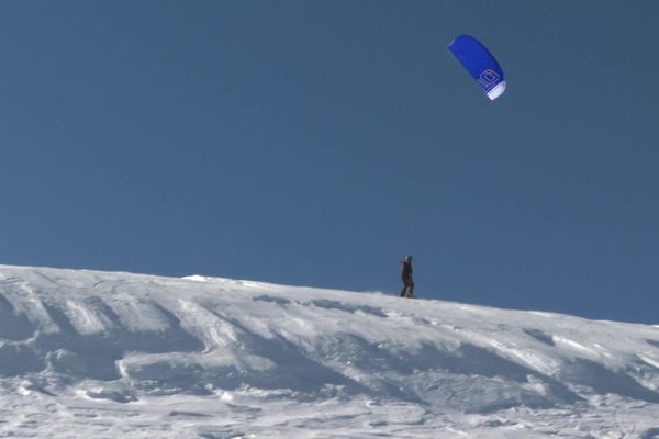 À Prat de Bouc dans le Cantal, une initiation au snowkite est proposée