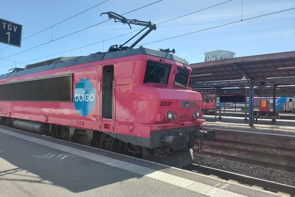 80 passagers ont dû passer la nuit du lundi 21 au mardi 22 août dans un wagon Ouigo après que leur train a été annulé à cause d'un incendie près des voies.