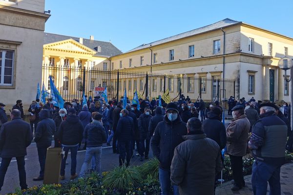 Plusieurs dizaines d'éleveurs rassemblés ce 26 décembre devant la préfecture des Landes contre l'abattage systématique préventif contre la grippe aviaire. 