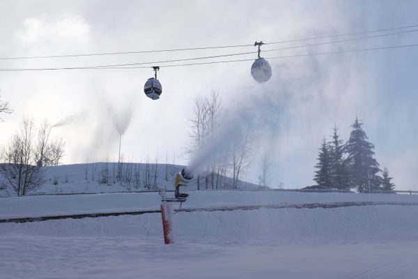 Un canon à neige sur une piste de La Clusaz (Haute-Savoie) le 26 décembre 2020.