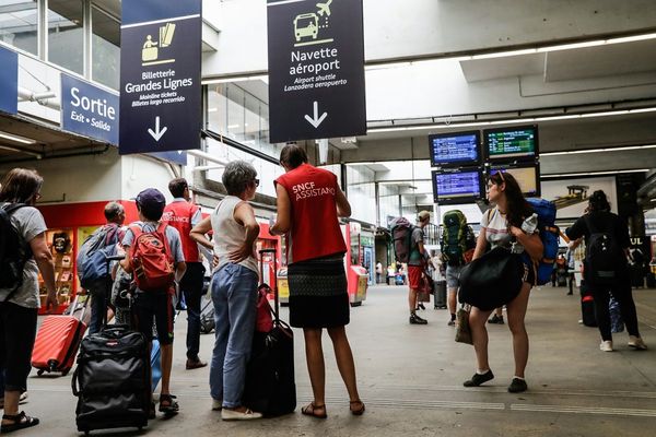 Les gilets rouges continuent de venir en aide aux passagers à la gare Montparnasse