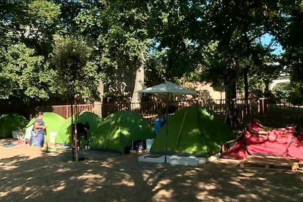 L'un des campements installés devant un établissement scolaire rue de Cugnaux à Toulouse