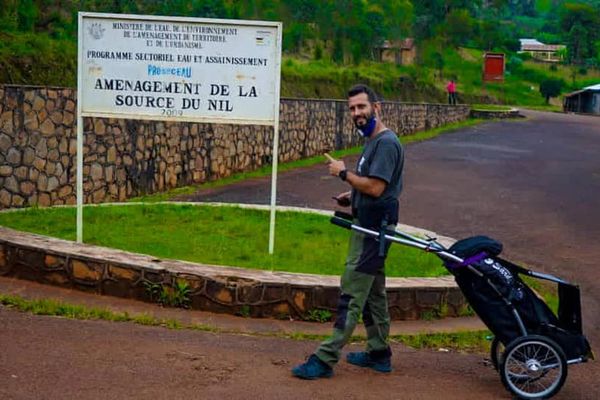 Parti fin mars du Burundi, en Afrique de l'Est, Claude Cazes remontait le cours du Nil à pied jusqu'à la Méditerranée. Mais son voyage humanitaire ne s'est pas fini comme prévu : le marcheur biterrois est cloîtré dans une chambre d'hôtel au Caire depuis 15 jours.