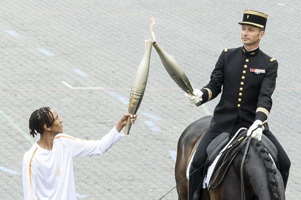 La flamme olympique est arrivée à Paris lors du défilé du 14 juillet 2024.Portée par  le colonel Thibaut Vallette, médaillé olympique à Rio, elle a été transmise à un collégien de Seine-Saint-Denis.