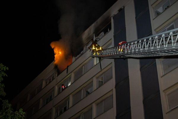 Les pompiers de Paris en intervention dans la nuit à Bobigny