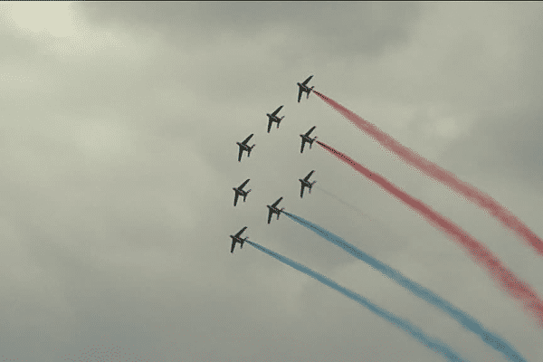 La Patrouille de France laisse échapper les couleurs du drapeau tricolore