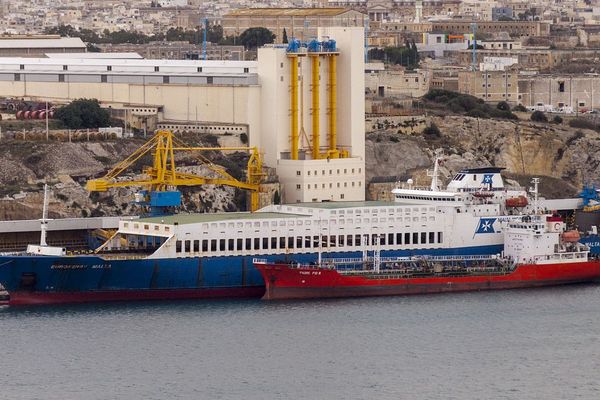 Euroferry Malta, un roulier de 175 mètres de long battant pavillon maltais, photographié en novembre 2013. 