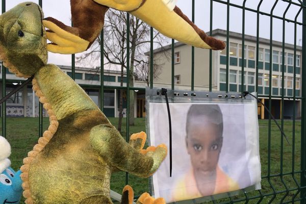 Devant l'école du petit David, torturé et noyé à Nantes