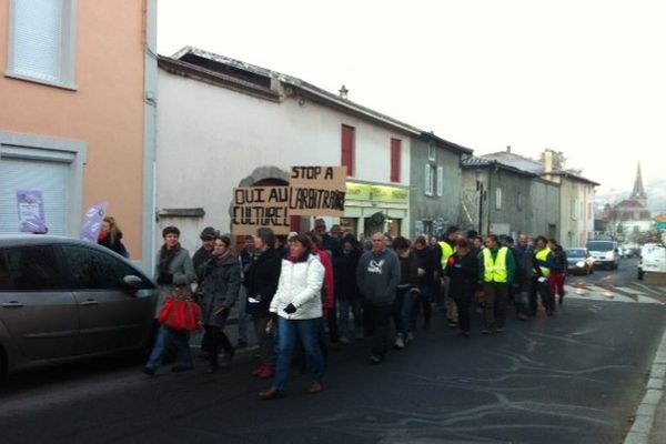 Un cortège entre la mairie et le collège de Sainte-Foy L'Argentière 