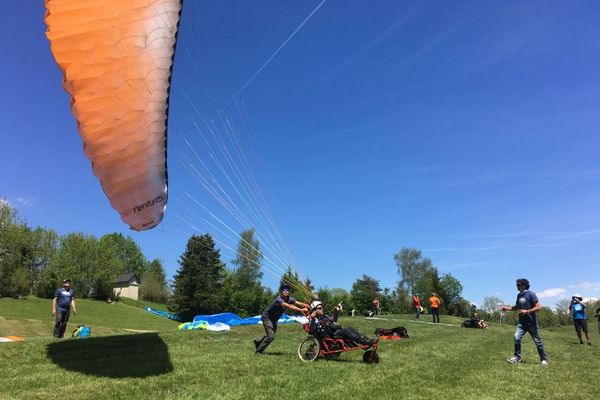 Les parapentistes s'élancent depuis la même zone de décollage que pour la Coupe Icare, Saint Hilaire du Touvet (Isère), samedi 1er juin 2019.