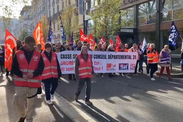 Nouvelle journée de mobilisation au Conseil Départemental de Haute-Garonne. 600 grévistes selon la direction. Plus de 1000 manifestants ont convergé en cortège ce mardi 26 novembre vers le centre-ville de Toulouse.