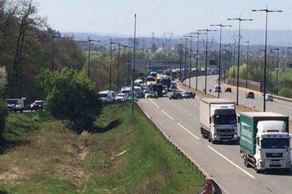 Un embouteillage de 15 km s'est formé sur l'A36 après l'interruption de la circulation.