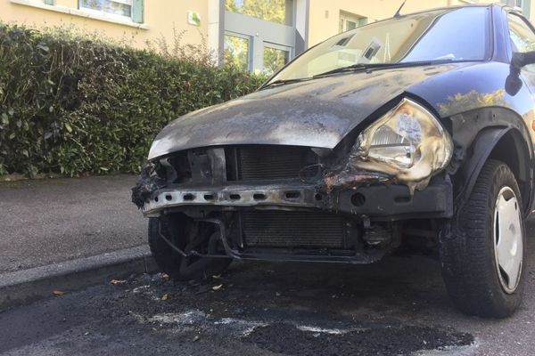 Les incendies de voiture à répétition se poursuivent à Chenôve, dans l’agglomération de Dijon. 