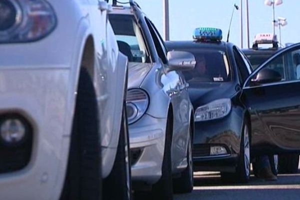 File de taxis devant l'aéroport de Nice