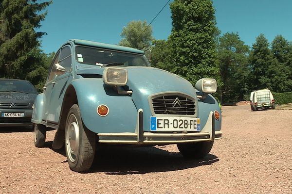 Environ 90 000 2CV sillonnent aujourd'hui encore les routes de France.