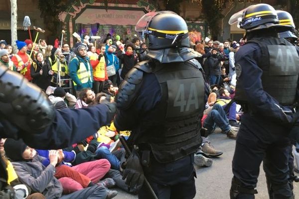 Plusieurs centaines de manifestants bloquent l'avenue Friedland à Paris dans le cadre d'une opération pour la sauvegarde du climat.