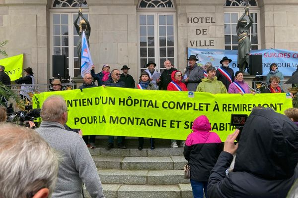 Plusieurs centaines de personnes ont manifesté à Remiremeont (Vosges) pour la défense de l'hôpital public de proximité dans le le département.