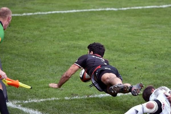 l'ailier briviste Arthur Bonneval marque un essai contre Toulouse