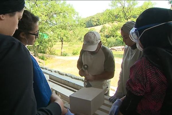 Jeunes et encadrants en plein travail à la Maison-forte de Gombervaux