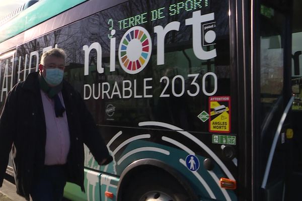 Un bus roule au gaz naturel dans l'agglomération niortaise. Un véhicule test pour préparer la transition écologique de la flotte Tanlib.