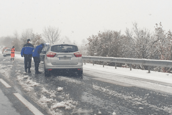 Sur l'A75, dans le Cantal, la circulation a été perturbée, mercredi 8 novembre, en milieu de matinée, en raison de chutes de neige relativement importantes.