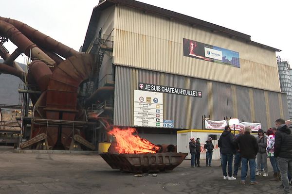 Des salariés du site FerroPem de La Léchère (Savoie) en grève pour sauver leur emploi, en janvier 2022.