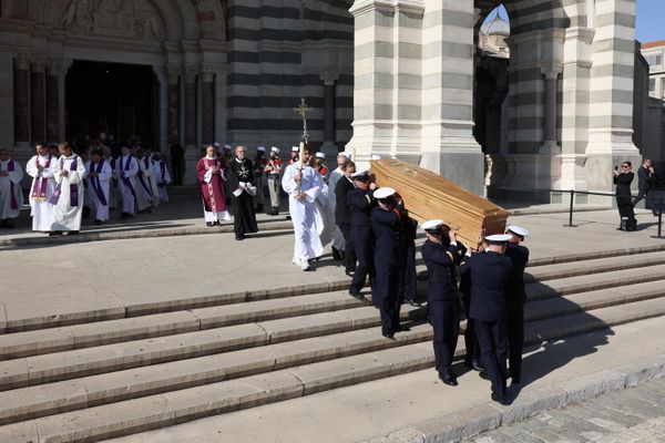 Le cercueil de Jean-Claude Gaudin transporté par les marins-pompiers de Marseille, ce jeudi 23 mai.