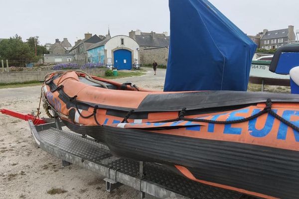 Le zodiac de la SNSM de Molène lardé de coups de cutter