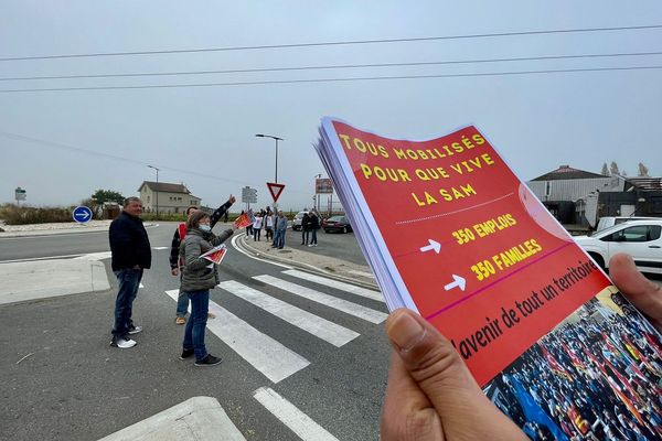 Les salariés de la SAM se mobilisent sur les ronds-points à proximité de l'usine.